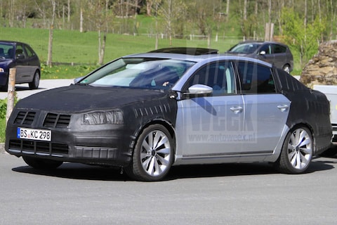 Nieuwe Volkswagen Passat rijdt gecamoufleerd rond
