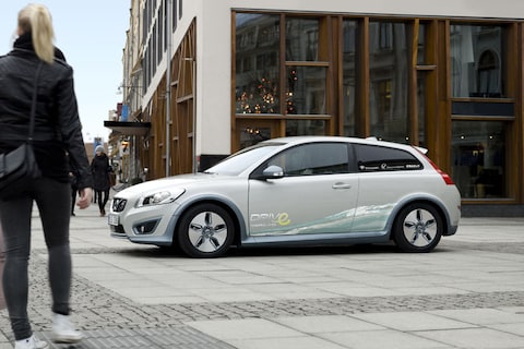 Elektrische Volvo's rijden in de herfst