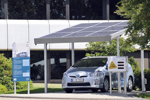 Toyota Prius tankt zonne-energie 