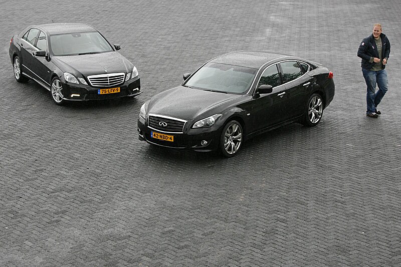 Roland test Infiniti M tegen Mercedes E