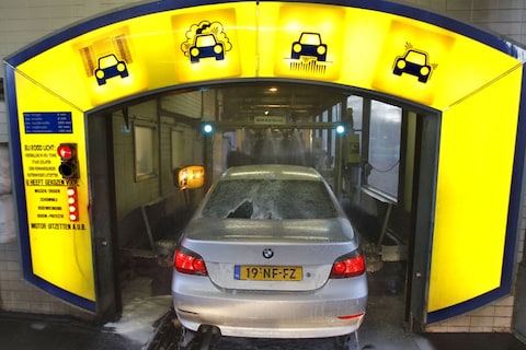 Maken de rollen van de autowasserette krassen op je auto?