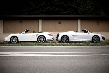 Audi R8 5.2 Spyder en Porsche 911 Turbo S cabriole