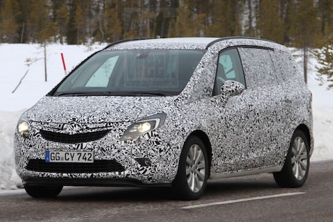 Opel Zafira in productietrim gespot