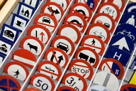 Verkeersborden aangepast voor kleurenblinden