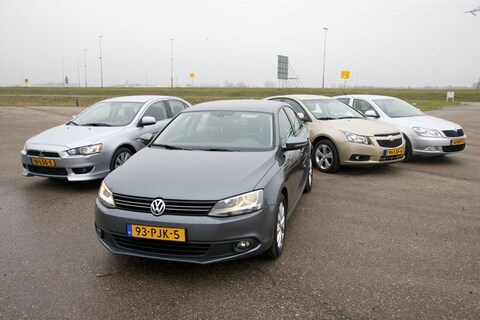 Volkswagen Jetta - Mitsubishi Lancer - Chevrolet Cruze - Skoda Octavia