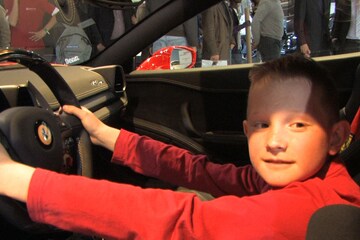Jongen in Ferrari