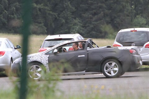 Opel Astra cabrio nu ook dakloos gespot!