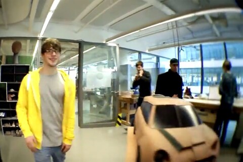 Mini-kleimodel duikt op in promotievideo