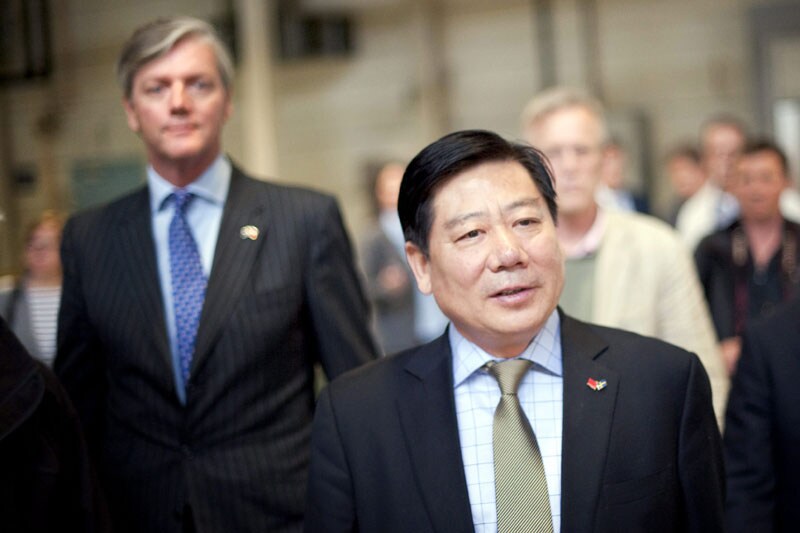 Victor Muller met Pang Qinghua | Foto: ANP/EPA