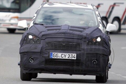 Compacte Opel SUV laat interieur en binnenste zien