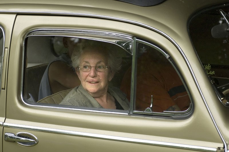 Oud omaatje in auto (foto: ANP)
