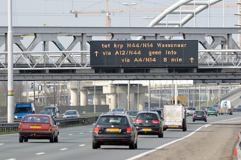 Verkeersborden boven de weg nog steeds stuk