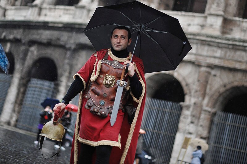Verregende centurion bij Colosseum