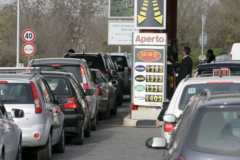 Rij voor Italiaans tankstation | Foto: ANP/EPA