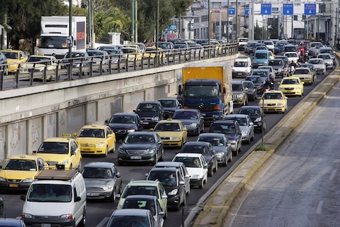 Grieken in rij om kentekenplaat in te leveren