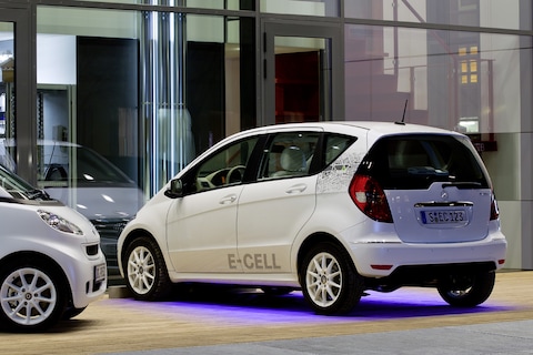 Mercedes A-klasse laadt draadloos op via de grond