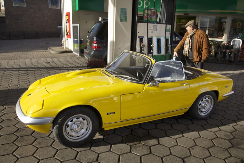 Tanken met een Lotus Elan