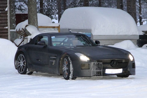 Mercedes SLS AMG Black Series speelt in de sneeuw