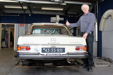 Mercedes-Benz 280 S (1971) - Op de rollenbank