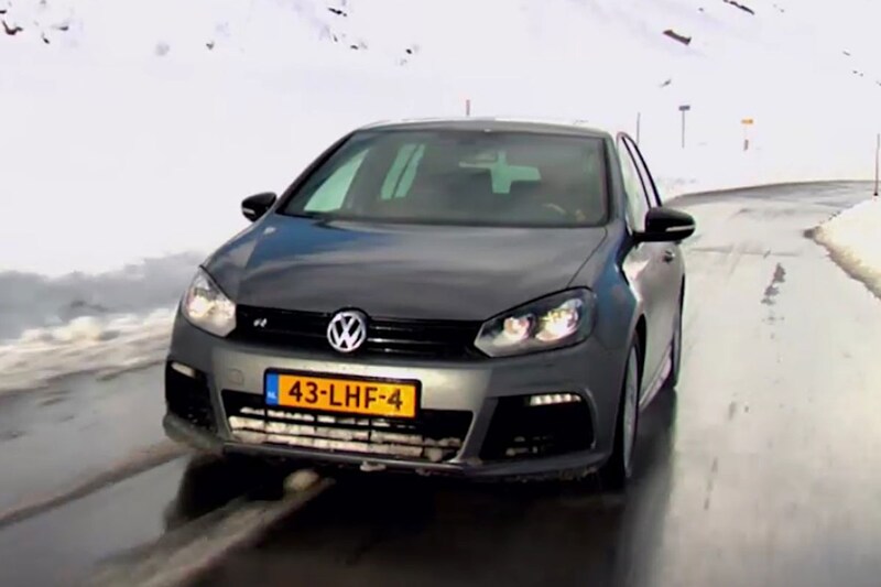 VW Golf R op winterbanden in de sneeuw