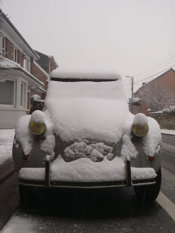 Citroën 2CV in de sneeuw (foto: Bram de Bont)