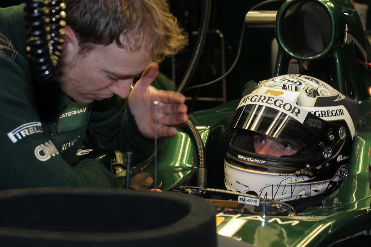 Giedo van der Garde past stoeltje Caterham F1