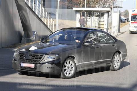 Mercedes-Benz S-klasse kleedt zich langzaam uit
