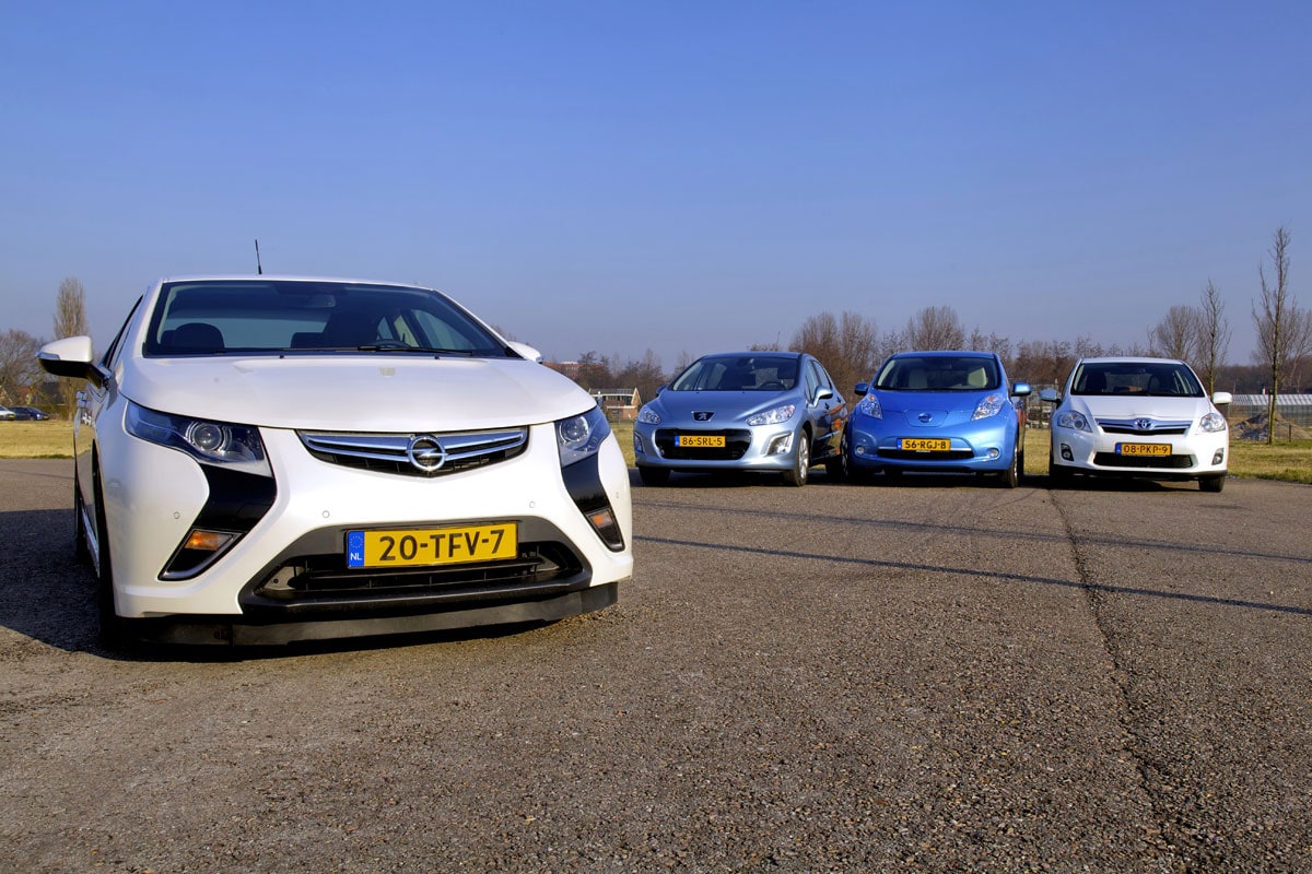 Opel Ampera  Nissan Leaf  Peugeot 308 1.6 e-HDi