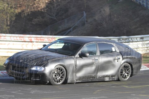 Maserati Quattroporte knalt over de Ring