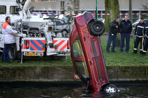 Auto te water: zijruit automatisch kapot