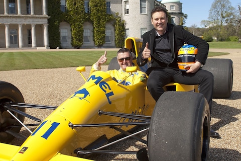 Lotus in Camel-kleuren raast over Goodwood