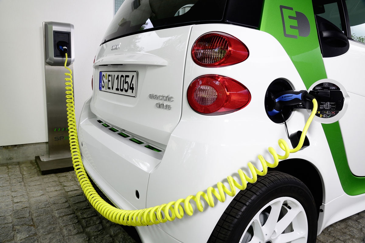 Het opladen van een elektrische Smart Fortwo