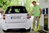 Het opladen van een elektrische Smart Fortwo