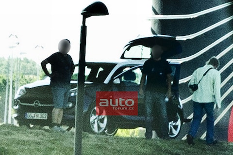 Opel Adam werpt camouflage af voor fotoshoot