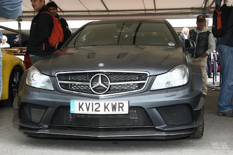 Weg met alle zwarte auto's!