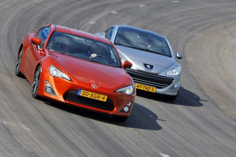 Journaal - Toyota GT86 vs Peugeot RCZ