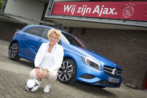 Mercedes deelt A-klasses uit aan Ajax-vrouwen