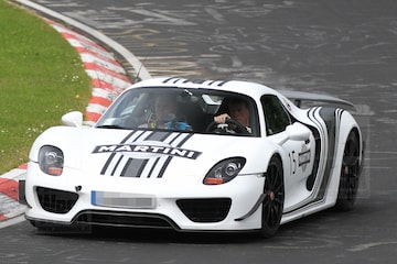 Porsche 918 met Walter Röhrl achter het stuur