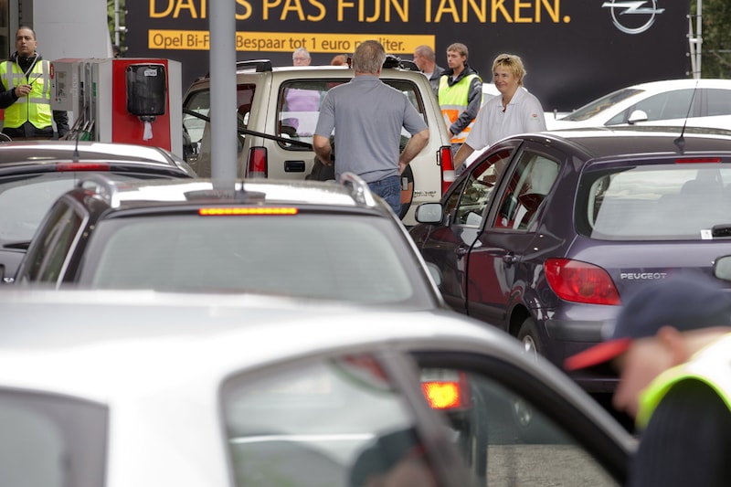 Opel aan de pomp