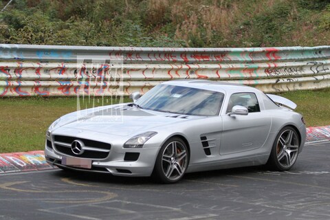 Mercedes SLS AMG E-Cell zoemt in burgerkostuum