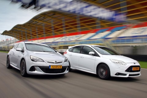Opel Astra OPC vs Ford Focus ST - Test