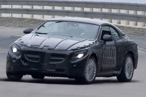Mercedes CL cabriolet draait testrondjes