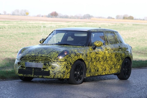 Vijfdeurs Mini strekt de benen