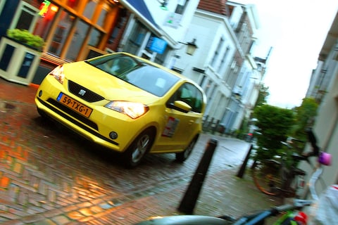 Fiets en auto samen aan kop op korte afstand