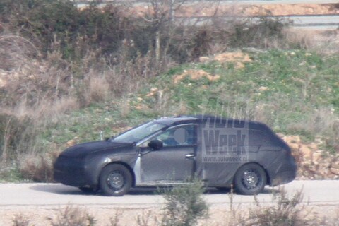 Seat Leon ST in winterjas door Spanje