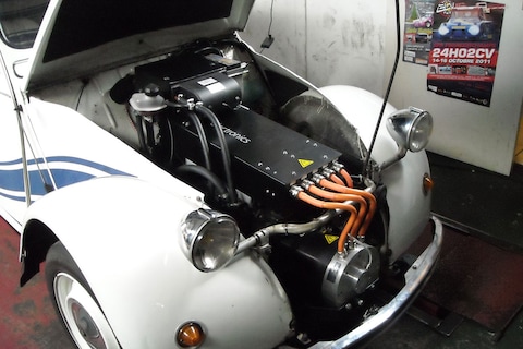 Eendjes dobberen met stroom mee