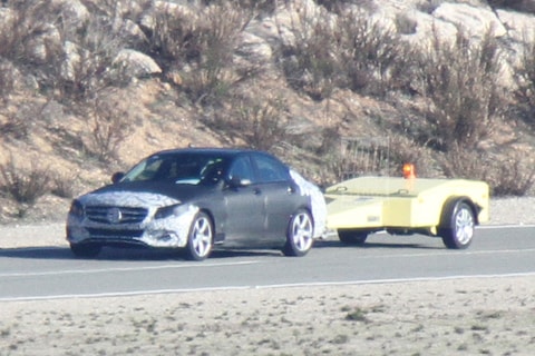 Naaktere Mercedes C-klasse waant zich onbespied