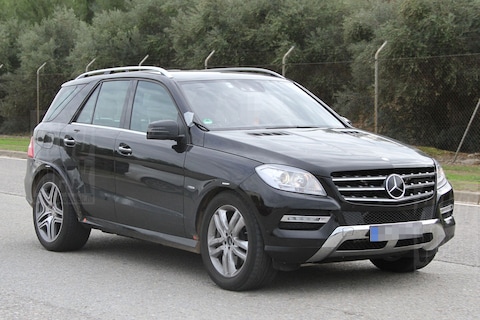 Mercedes MLC rolt vermomd de straat op