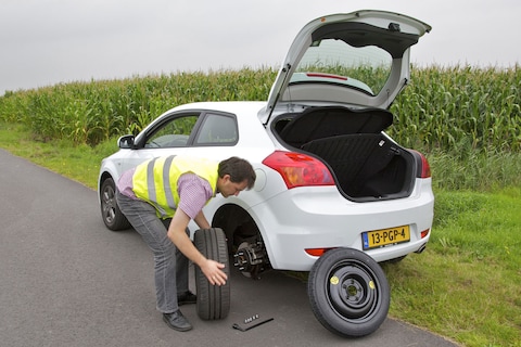 Tientallen lekke autobanden in Alkmaar