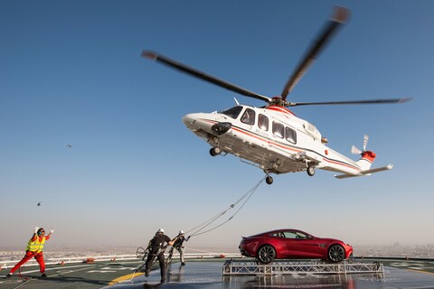 Aston Martin Vanquish vliegt boven Dubai